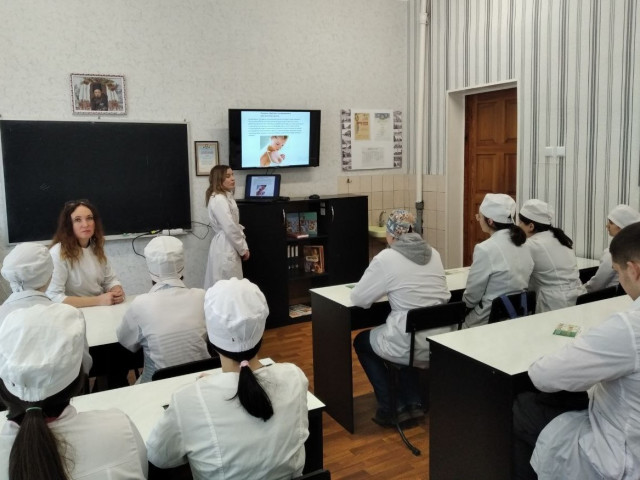 У фаховому медико-фармацевтичному коледжі ПДМУ провели інформативно-роз'яснювальні заняття, посвячені Міжнародному дню боротьби із раком молочної залози