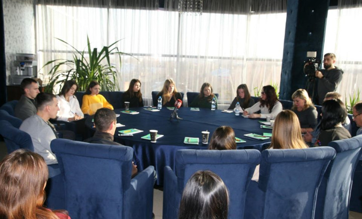 Круглий стіл