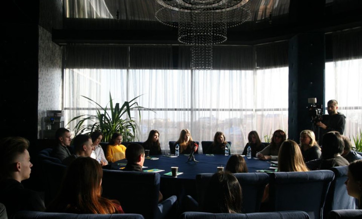 Круглий стіл