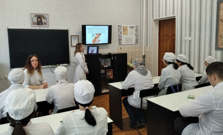 У фаховому медико-фармацевтичному коледжі ПДМУ провели інформативно-роз'яснювальні заняття, посвячені Міжнародному дню боротьби із раком молочної залози