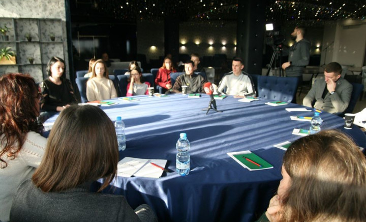 Круглий стіл